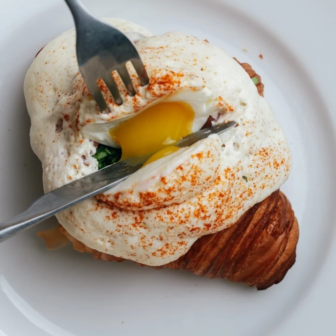 Тост на круассане с лососем, яйцом и муссом из пармезана