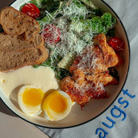 Завтрак с сочной курицей и зеленым салатом