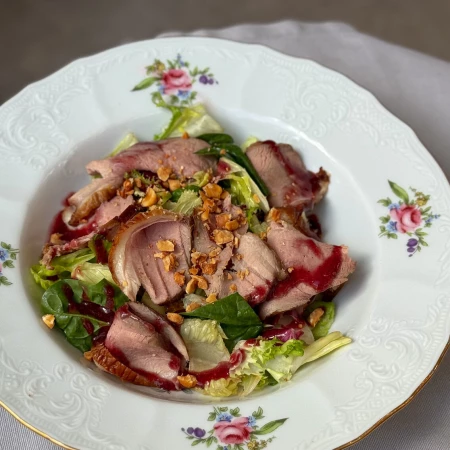 Салат с копченой уткой и карамелизированной грушей