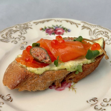 Брускетта с лососем