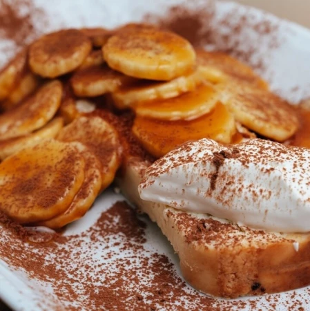 Творожная запеканка с бананом и карамелью