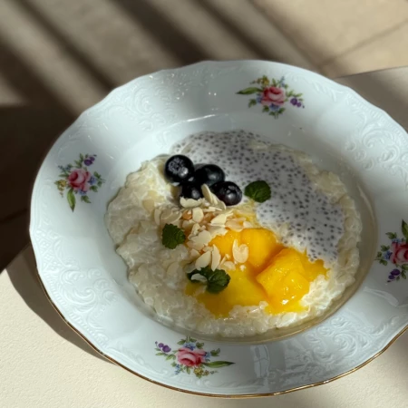 Рисовая каша с семенами чиа и манго