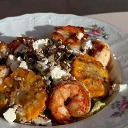  Салат с креветками, бататом и сладкой кукурузой