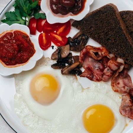 Завтрак с колбасками или беконом (на выбор)