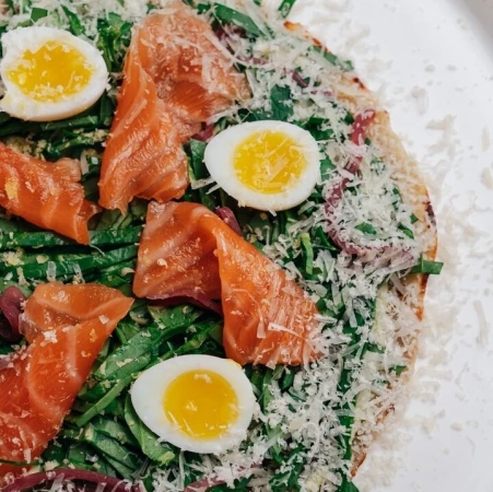 Картофельная лепешка, авокадо майо, лосось, яичный желток, перепелиное яйцо, зелень