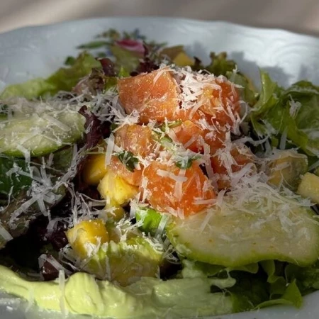 Салат со слабосоленым лососем, авокадо, манго и цитрусовым соусом