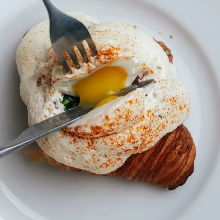 Тост на круассане с лососем, яйцом и муссом из пармезана