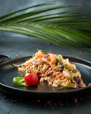 Лингвини с креветками и томатами