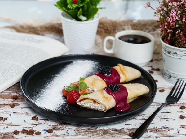 Блинчики с творогом и ягодным топингом