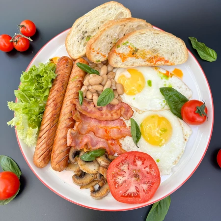 Сытный завтрак Pomido с сосисками и беконом