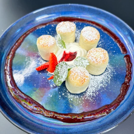  Сырники со сметаной и ягодным топингом