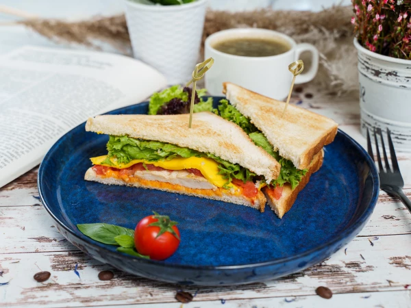  Сэндвич с цыпленком сыром и помидорами