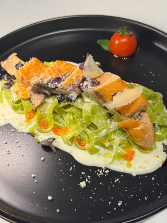 Тальятелле с лососем и шпинатом