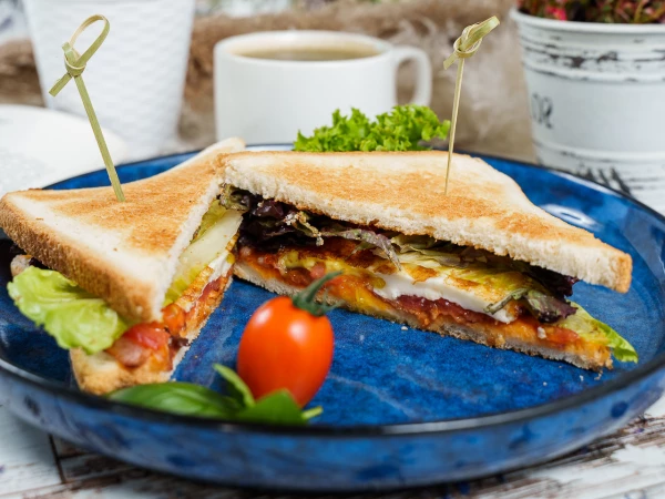 Сэндвич с беконом и яйцом