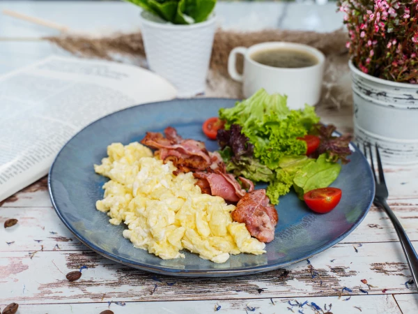 Скрэмбл с жареным беконом