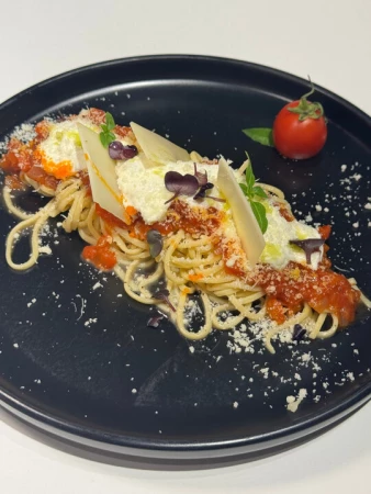 Паста со страчателлой и томатами