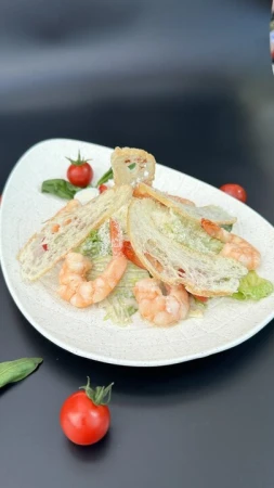 Салат Цезарь с креветками 