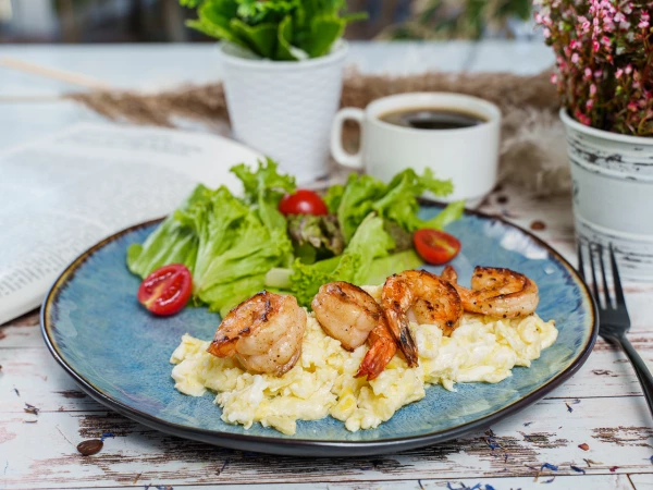 Скрэмбл с тигровыми креветками