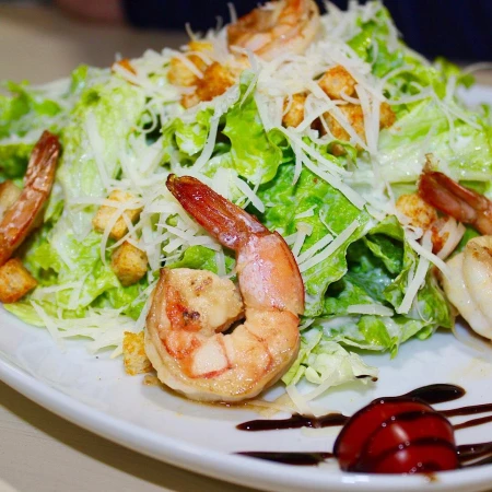 Салат Цезарь с креветками