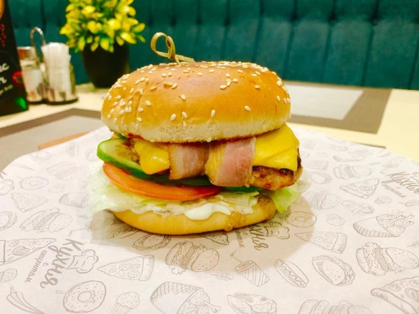 Бургер с куриной грудкой и с беконом