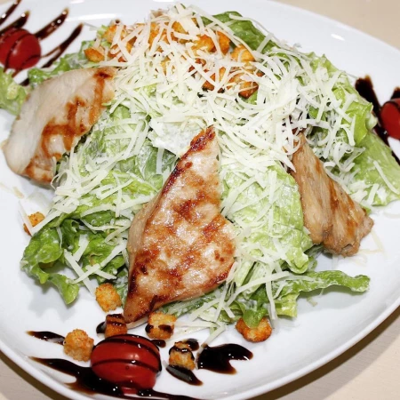 Салат Цезарь с курицей