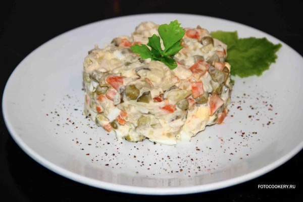 Салат Оливье с колбасой