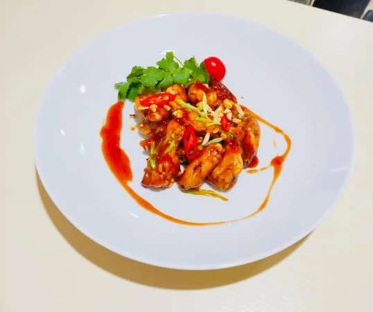 Глазированные куриные крылья с жаренным арахисом