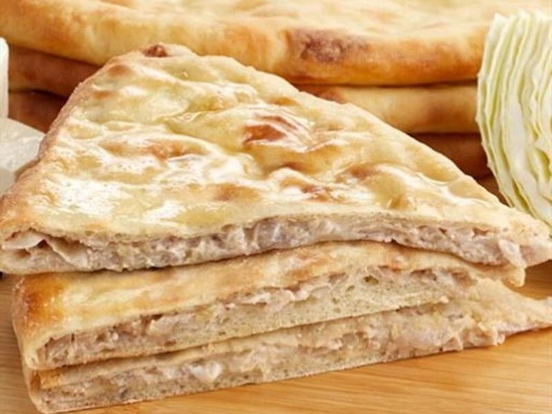 Осетинский пирог с капустой, грецким орехом и сыром. 