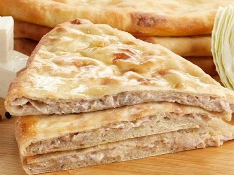 Осетинский пирог с капустой, копченой грудинкой и сыром