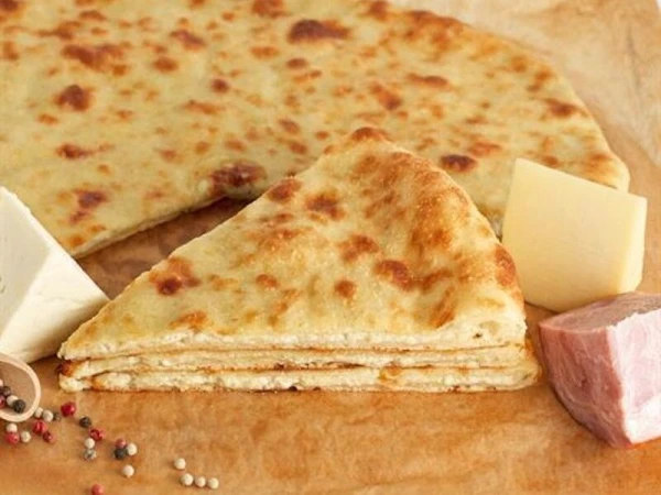 Осетинский пирог с ветчиной и сыром