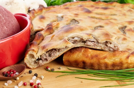 Пирог с говядиной и вялеными томатами