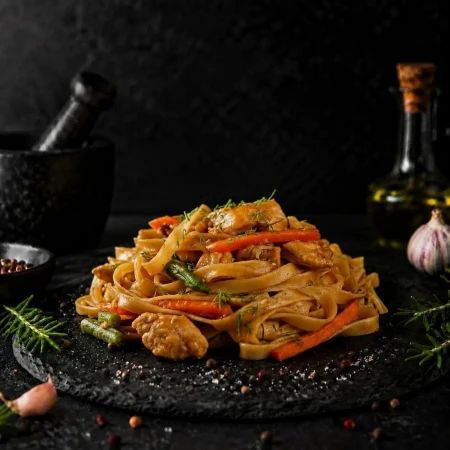 Удон с овощами и курицей