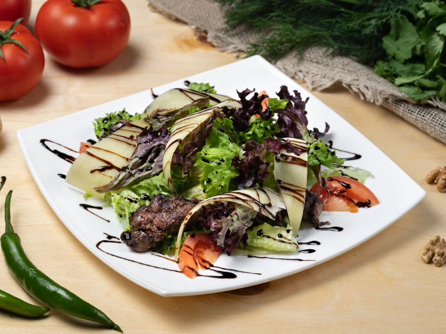 Теплый салат с куриной печенью