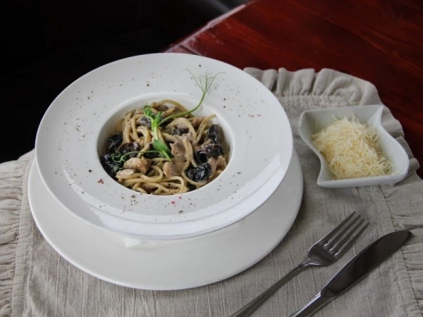 Паста с курицей и грибами 300