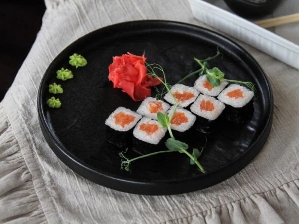 Маки с лососем