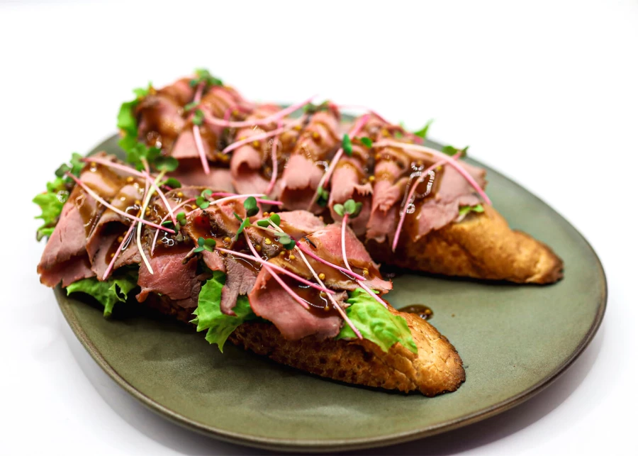 Брускетта с ростбифом