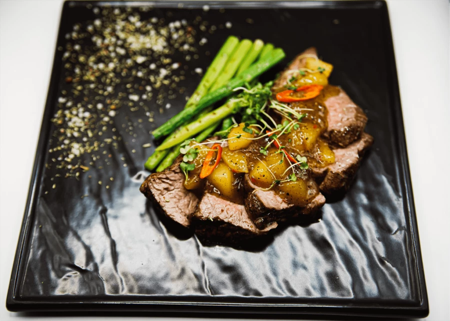 Ростбиф с карамелизированной грушей