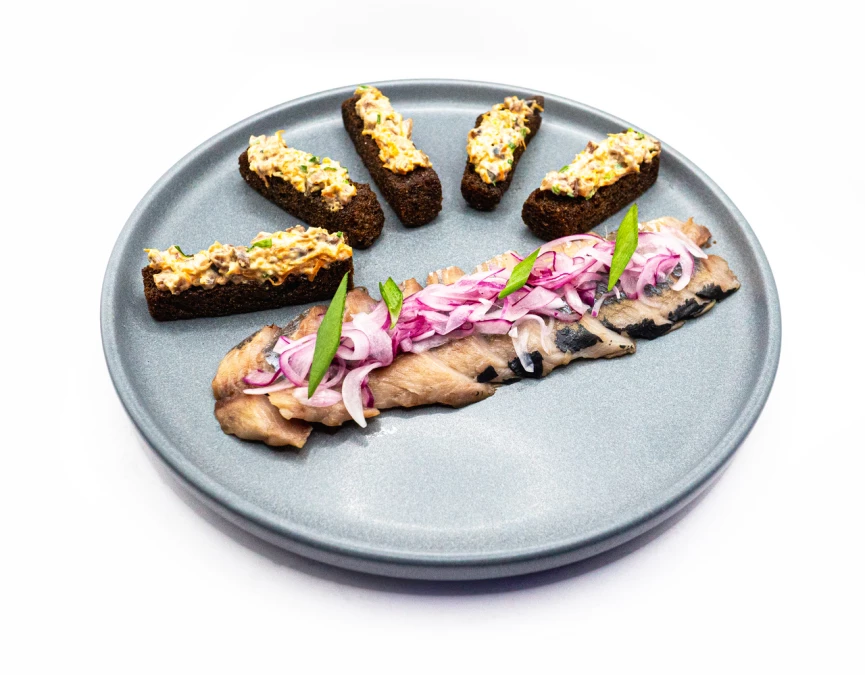 Филе сельди с ржаными гренками