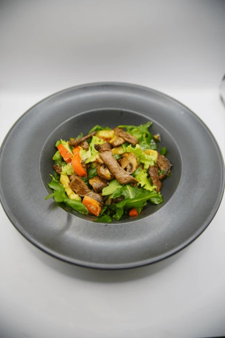 Салат гриль с телятиной