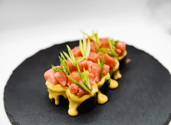 Теплый ролл с тунцом