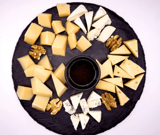 Ассорти из благородных сыров