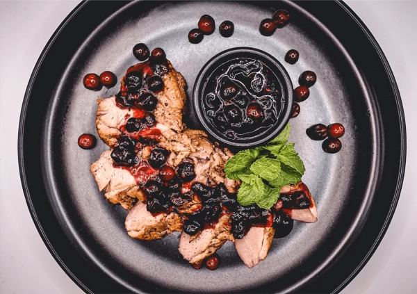 Утиная грудка с клюквенным конфитюром 