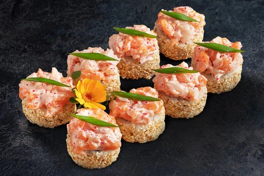 РОЛЛ С ЛОСОСЕМ И КРЕВЕТКОЙ