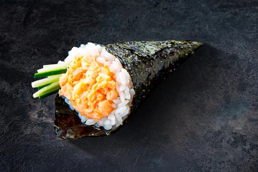 Ручной ролл с креветкой