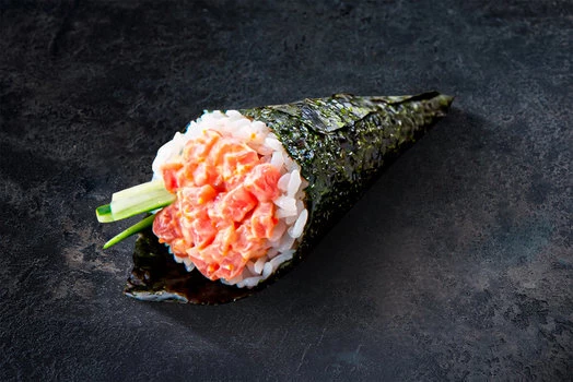 Ручной ролл с тунцом