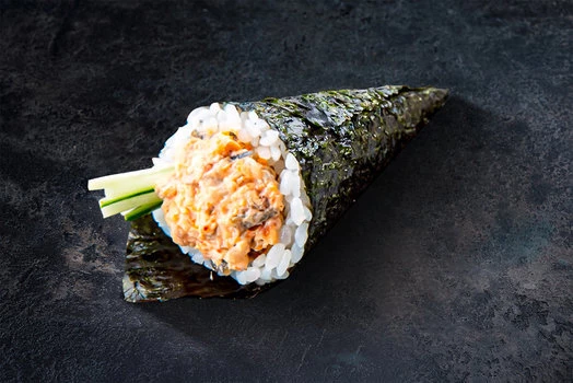 Ручной ролл с угрём