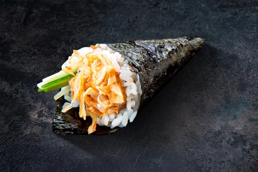 Ручной ролл с жареным лососем