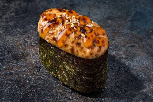 ЗАПЕЧЕННЫЕ СУШИ СО СПАЙСИ СОУСОМ 