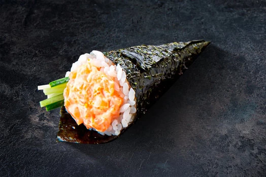 Ручной ролл с лососем