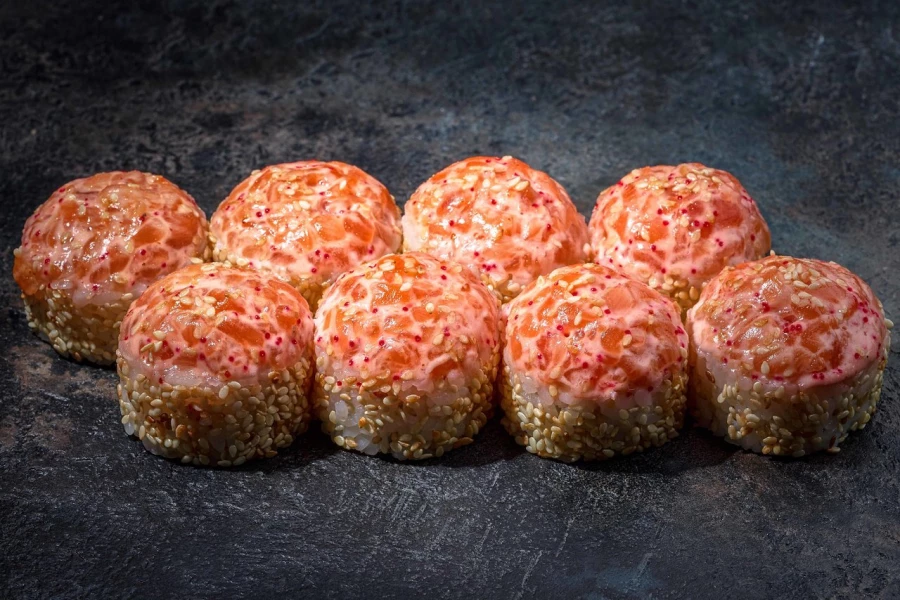 ЗАПЕЧЕННЫЙ РОЛЛ С ОСТРЫМ ЛОСОСЕМ И КРАБОМ